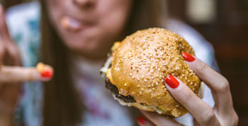 Stłuszczenie wątroby przyczyny – jakie są powody NAFLD?